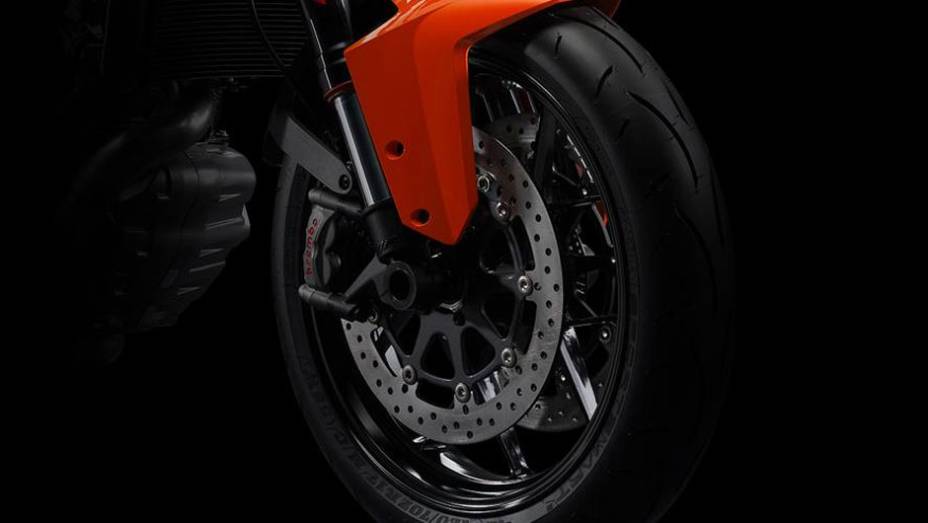 Moto está equipada com freios Brembom com ABS Bosch de série | <a href="https://preprod.quatrorodas.abril.com.br/moto/noticias/ktm-revela-1290-super-duke-r-2014-755875.shtml" rel="migration">Leia mais</a>