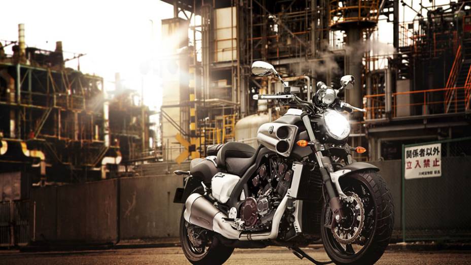 A Yamaha VMax voltou ao Brasil | <a href="https://preprod.quatrorodas.abril.com.br/moto/noticias/tmax-destaque-yamaha-salao-duas-rodas-756402.shtml" rel="migration">Leia mais</a>