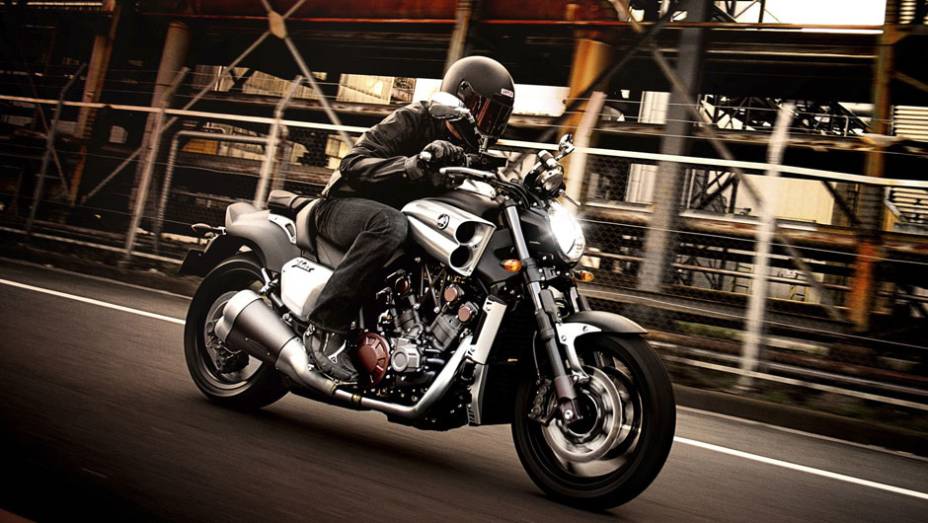 O modelo foi mostrado no Sal&atilde;o Duas Rodas 2013 e chega ao mercado em mar&ccedil;o de 2014 | <a href="https://preprod.quatrorodas.abril.com.br/moto/noticias/tmax-destaque-yamaha-salao-duas-rodas-756402.shtml" rel="migration">Leia mais</a>