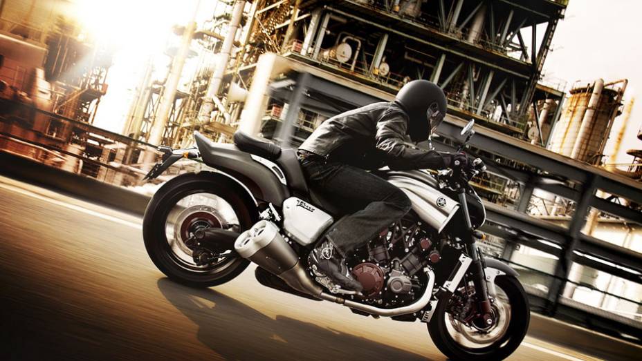 Sua pot&ecirc;ncia m&aacute;xima &eacute; de 200 cavalos a 9.000 rpm | <a href="https://preprod.quatrorodas.abril.com.br/moto/noticias/tmax-destaque-yamaha-salao-duas-rodas-756402.shtml" rel="migration">Leia mais</a>