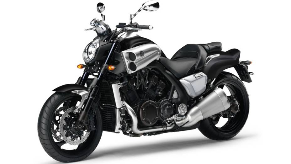 A VMax est&aacute; equipada com freios a disco nas rodas dianteira e traseira | <a href="https://preprod.quatrorodas.abril.com.br/moto/noticias/tmax-destaque-yamaha-salao-duas-rodas-756402.shtml" rel="migration">Leia mais</a>