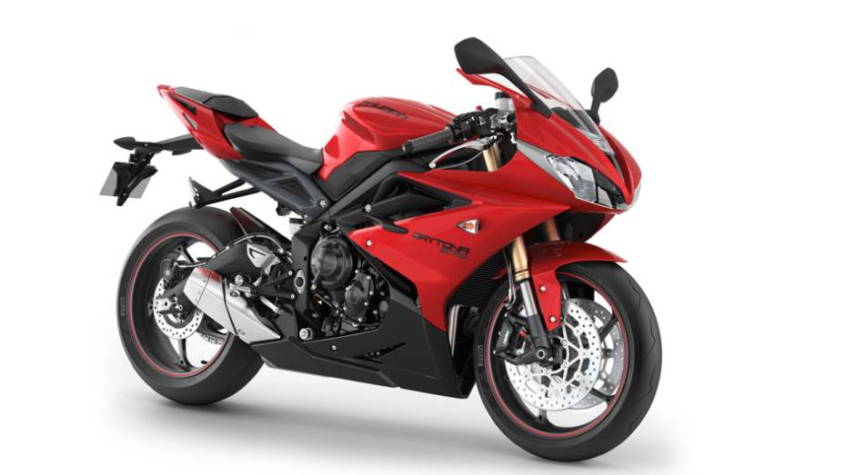 Depois de apresentar a Daytona 675R em maio de 2013, a Triumph revelou o preço da versão mais mansa da esportiva | <a href="https://preprod.quatrorodas.abril.com.br/moto/noticias/triumph-daytona-675-chega-r-41-900-781670.shtml" rel="migration">Leia mais</a>