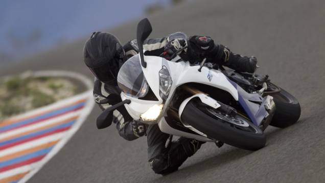 Motocicleta já está disponível nas concessionárias, em três cores: Preto Phantom/Grafite, Branco Crystal/Azul Sapphire e Vermelho Diablo/Preto Jet | <a href="https://preprod.quatrorodas.abril.com.br/moto/noticias/triumph-daytona-675-chega-r-41-900-781670.shtml" rel="migration">Le</a> Motocicleta já está disponível nas concessionárias, em três cores: Preto Phantom/Grafite, Branco Crystal/Azul Sapphire e Vermelho Diablo/Preto Jet | <a href="https://preprod.quatrorodas.abril.com.br/moto/noticias/triumph-daytona-675-chega-r-41-900-781670.shtml" rel="migration">Le</a>