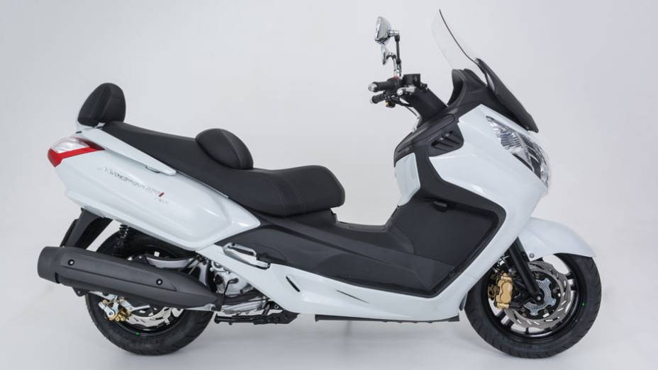 Modelo est&aacute; equipado com rodas aro de 15 e 14 polegadas | <a href="https://preprod.quatrorodas.abril.com.br/moto/noticias/dafra-apresenta-novos-modelos-salao-duas-rodas-756438.shtml" rel="migration">Leia mais</a>