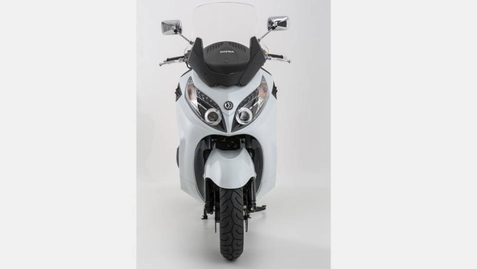 Os far&oacute;is duplos e as lanternas em LED valorizam o conjunto e aumentam a capacidade de ilumina&ccedil;&atilde;o e a seguran&ccedil;a | <a href="https://preprod.quatrorodas.abril.com.br/moto/noticias/dafra-apresenta-novos-modelos-salao-duas-rodas-756438.shtml" rel="migration">Leia mais</a>