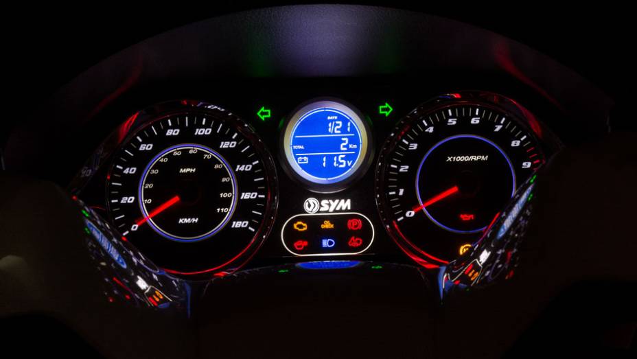 Painel combina elementos digitais e anal&oacute;gicos | <a href="https://preprod.quatrorodas.abril.com.br/moto/noticias/dafra-apresenta-novos-modelos-salao-duas-rodas-756438.shtml" rel="migration">Leia mais</a>