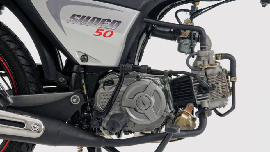 Segundo a Dafra, o motor de 49,5 cm³ e 3,2 cavalos de potência faz 50 km com apenas um litro de combustível. Moto já está nas concessionárias por R$ 3.990,00 | <a href="https://preprod.quatrorodas.abril.com.br/moto/noticias/dafra-apresenta-novos-modelos-salao-dua" rel="migration"></a>