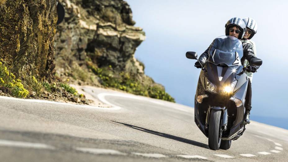 A nova Yamaha TMax, que ser&aacute; importada da It&aacute;lia e est&aacute; dispon&iacute;vel nas cores cinza fosco e branco perolizado, &eacute; de R$ 42.500,00 | <a href="https://preprod.quatrorodas.abril.com.br/moto/noticias/tmax-destaque-yamaha-salao-duas-rodas-756402.shtml" rel="migration">Leia mais</a>