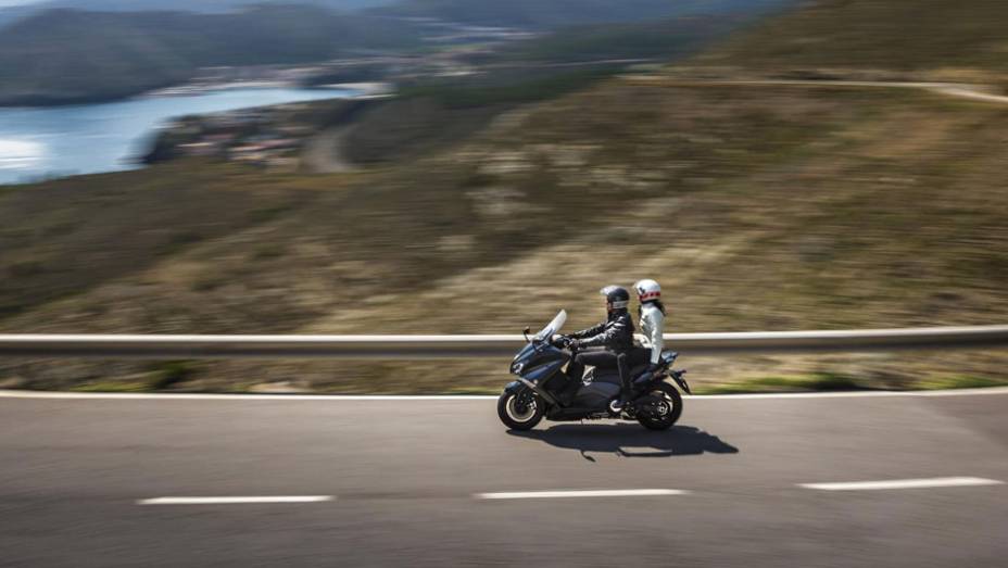 Freio dianteiro conta com disco duplo de 267 mm e ABS | <a href="https://preprod.quatrorodas.abril.com.br/moto/noticias/tmax-destaque-yamaha-salao-duas-rodas-756402.shtml" rel="migration">Leia mais</a>