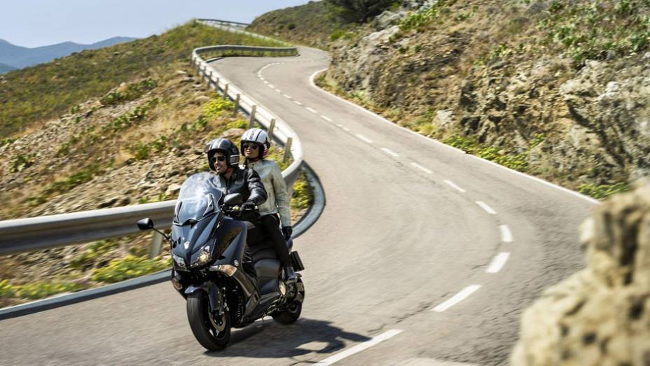 Transmiss&atilde;o de correia (fibra de aramida) para uma pilotagem mais &aacute;gil e direta | <a href="https://preprod.quatrorodas.abril.com.br/moto/noticias/tmax-destaque-yamaha-salao-duas-rodas-756402.shtml" rel="migration">Leia mais</a>