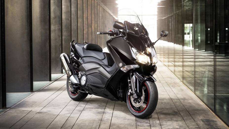 Modelo estar&aacute; dispon&iacute;vel a partir de dezembro | <a href="https://preprod.quatrorodas.abril.com.br/moto/noticias/tmax-destaque-yamaha-salao-duas-rodas-756402.shtml" rel="migration">Leia mais</a>
