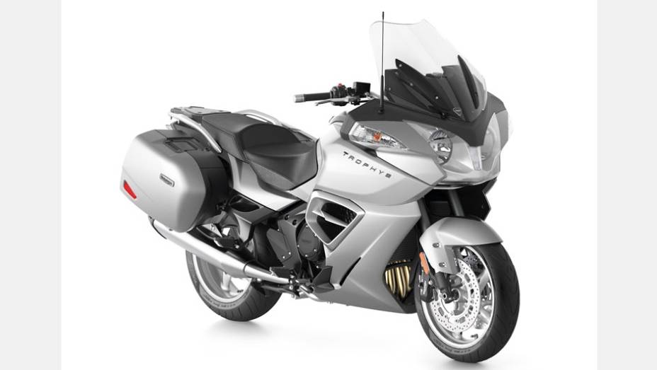 Triumph lança Trophy SE no Brasil | <a href="https://preprod.quatrorodas.abril.com.br/moto/noticias/triumph-revela-lancamentos-salao-duas-rodas-756393.shtml" rel="migration">Leia mais</a>