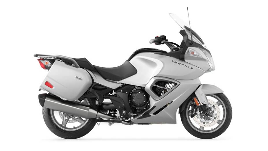 Seu motor &eacute; o mesmo tr&ecirc;s cilindros de 1.215 cc que equipa a Tiger Explorer | <a href="https://preprod.quatrorodas.abril.com.br/moto/noticias/triumph-revela-lancamentos-salao-duas-rodas-756393.shtml" rel="migration">Leia mais</a>