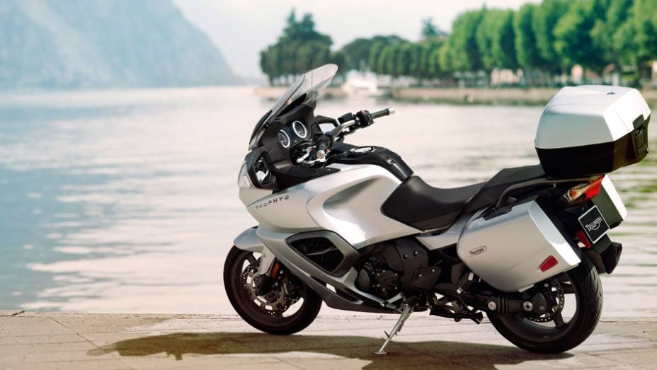 Motor entrega 134 cv de pot&ecirc;ncia a 8.900 rpm e 12,24 mkgf de torque a 6.450 rpm | <a href="https://preprod.quatrorodas.abril.com.br/moto/noticias/triumph-revela-lancamentos-salao-duas-rodas-756393.shtml" rel="migration">Leia mais</a>