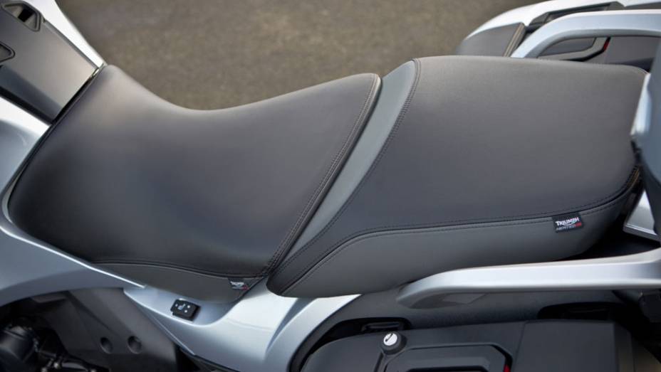Assento proporciona conforto | <a href="https://preprod.quatrorodas.abril.com.br/moto/noticias/triumph-revela-lancamentos-salao-duas-rodas-756393.shtml" rel="migration">Leia mais</a>