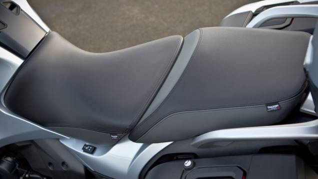 Assento proporciona conforto | <a href="https://preprod.quatrorodas.abril.com.br/moto/noticias/triumph-revela-lancamentos-salao-duas-rodas-756393.shtml" rel="migration">Leia mais</a> Assento proporciona conforto | <a href="https://preprod.quatrorodas.abril.com.br/moto/noticias/triumph-revela-lancamentos-salao-duas-rodas-756393.shtml" rel="migration">Leia mais</a>