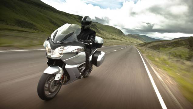 Tanque de combustível tem capacidade para 26 litros | <a href="https://preprod.quatrorodas.abril.com.br/moto/noticias/triumph-revela-lancamentos-salao-duas-rodas-756393.shtml" rel="migration">Leia mais</a> Tanque de combustível tem capacidade para 26 litros | <a href="https://preprod.quatrorodas.abril.com.br/moto/noticias/triumph-revela-lancamentos-salao-duas-rodas-756393.shtml" rel="migration">Leia mais</a>