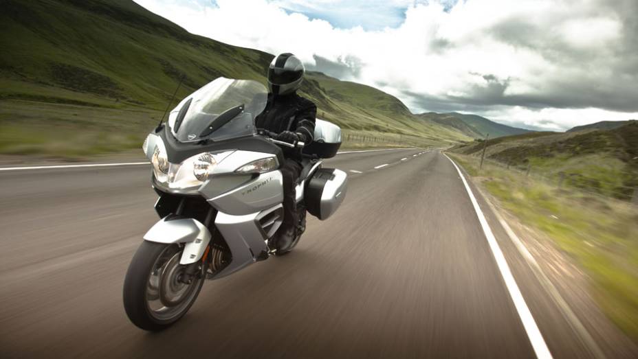 Tanque de combust&iacute;vel tem capacidade para 26 litros | <a href="https://preprod.quatrorodas.abril.com.br/moto/noticias/triumph-revela-lancamentos-salao-duas-rodas-756393.shtml" rel="migration">Leia mais</a>