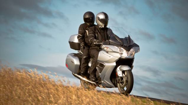 Modelo será importado diretamente da Inglaterra | <a href="https://preprod.quatrorodas.abril.com.br/moto/noticias/triumph-revela-lancamentos-salao-duas-rodas-756393.shtml" rel="migration">Leia mais</a> Modelo será importado diretamente da Inglaterra | <a href="https://preprod.quatrorodas.abril.com.br/moto/noticias/triumph-revela-lancamentos-salao-duas-rodas-756393.shtml" rel="migration">Leia mais</a>