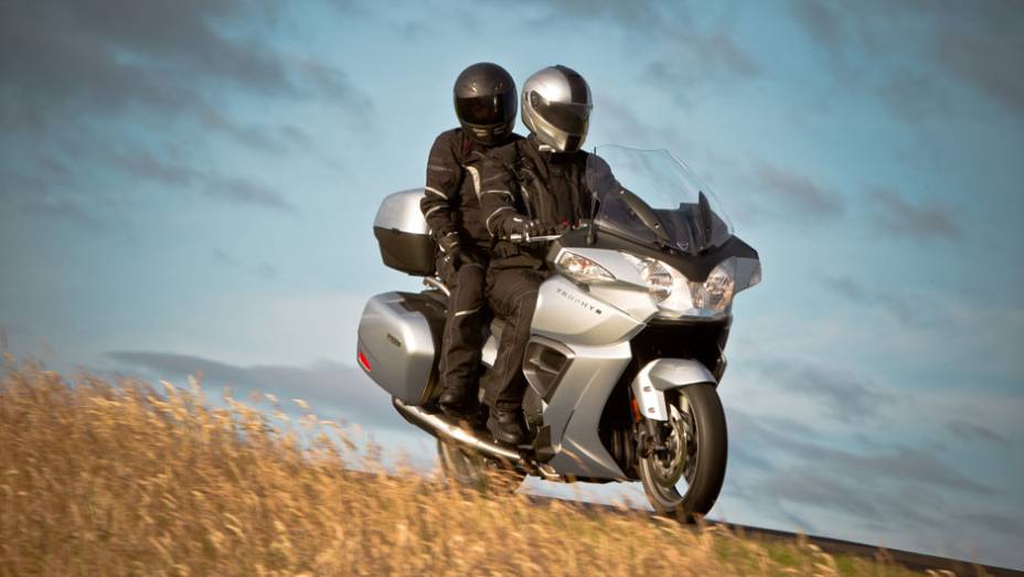 Modelo ser&aacute; importado diretamente da Inglaterra | <a href="https://preprod.quatrorodas.abril.com.br/moto/noticias/triumph-revela-lancamentos-salao-duas-rodas-756393.shtml" rel="migration">Leia mais</a>