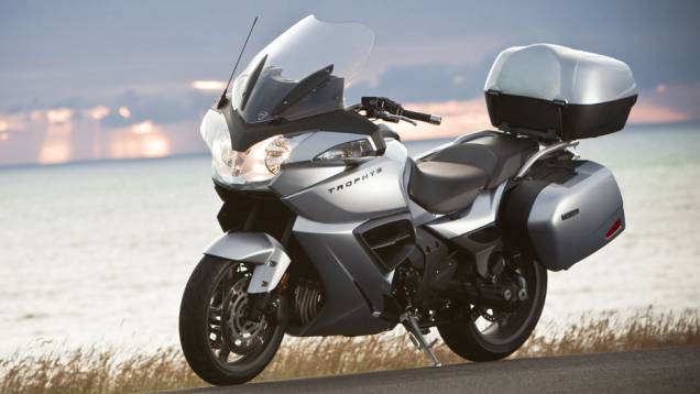 Triumph Trophy SE estará disponível no Brasil a partir de dezembro por R$ 79.900,00 | <a href="https://preprod.quatrorodas.abril.com.br/moto/noticias/triumph-revela-lancamentos-salao-duas-rodas-756393.shtml" rel="migration">Leia mais</a> Triumph Trophy SE estará disponível no Brasil a partir de dezembro por R$ 79.900,00 | <a href="https://preprod.quatrorodas.abril.com.br/moto/noticias/triumph-revela-lancamentos-salao-duas-rodas-756393.shtml" rel="migration">Leia mais</a>