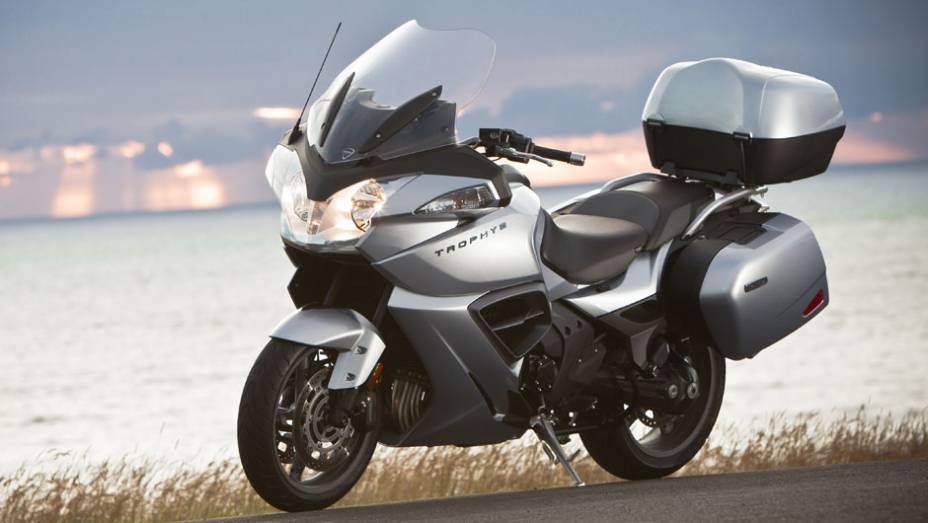 Triumph Trophy SE estar&aacute; dispon&iacute;vel no Brasil a partir de dezembro por R$ 79.900,00 | <a href="https://preprod.quatrorodas.abril.com.br/moto/noticias/triumph-revela-lancamentos-salao-duas-rodas-756393.shtml" rel="migration">Leia mais</a>