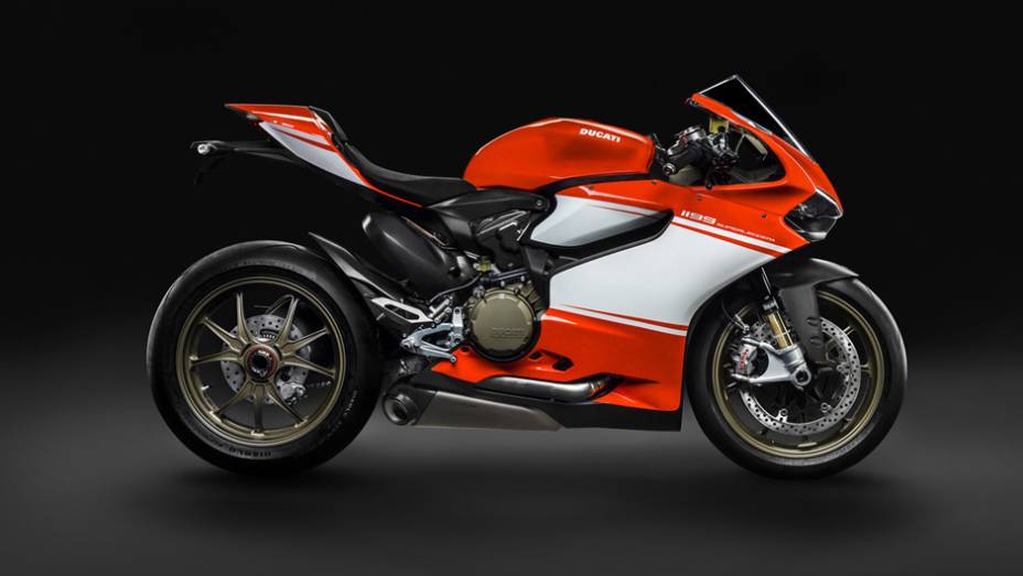 Baseada na 1199 Panigale R, motocicleta é edição limitada a 500 unidades | <a href="https://preprod.quatrorodas.abril.com.br/moto/noticias/ducati-revela-nova-1199-superleggera-757832.shtml" rel="migration">Leia mais</a>