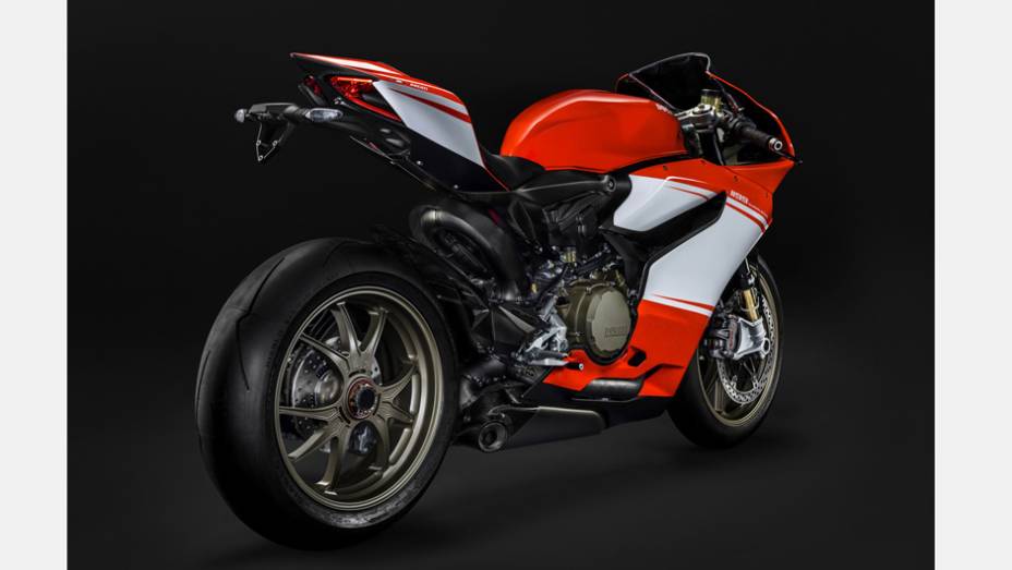 Modelo custará R$ 280 mil | <a href="https://preprod.quatrorodas.abril.com.br/moto/noticias/ducati-revela-nova-1199-superleggera-757832.shtml" rel="migration">Leia mais</a>