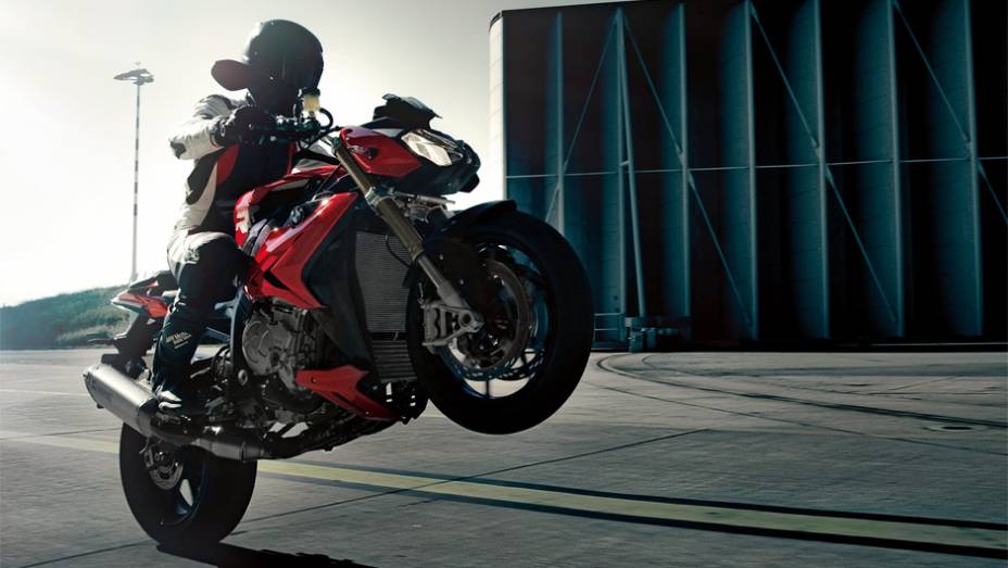 BMW lança naked S 1000 R 2014 | <a href="https://preprod.quatrorodas.abril.com.br/moto/noticias/bmw-lanca-naked-s-1000-r-2014-759362.shtml" rel="migration">Leia mais</a>