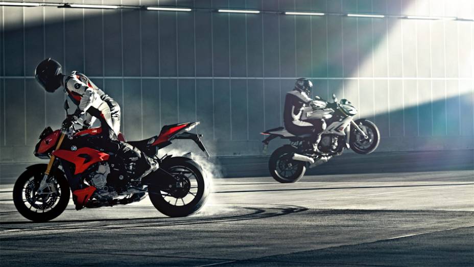 A S 1000 R entrega 160 cavalos de potência a 10.000 rpm | <a href="https://preprod.quatrorodas.abril.com.br/moto/noticias/bmw-lanca-naked-s-1000-r-2014-759362.shtml" rel="migration">Leia mais</a>