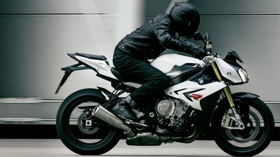 Seu torque máximo é de 11,42 mkgf a 9.500 rpm | <a href="https://preprod.quatrorodas.abril.com.br/moto/noticias/bmw-lanca-naked-s-1000-r-2014-759362.shtml" rel="migration">Leia mais</a>