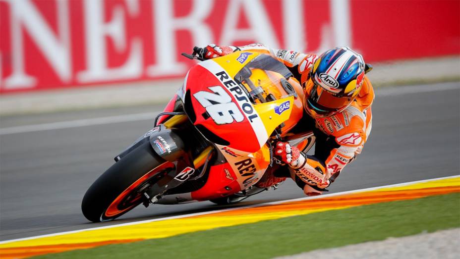 Dani Pedrosa ficou com o segundo lugar | <a href="https://preprod.quatrorodas.abril.com.br/moto/noticias/lorenzo-vence-nao-impede-titulo-marquez-759873.shtml" rel="migration"></a>