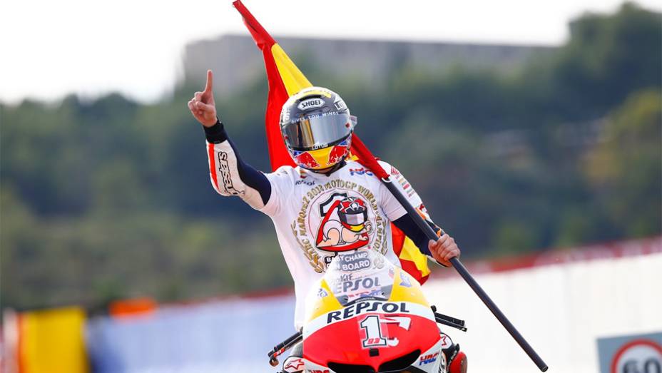 Márquez se tornou o mais jovem campeão da MotoGP | <a href="https://preprod.quatrorodas.abril.com.br/moto/noticias/lorenzo-vence-nao-impede-titulo-marquez-759873.shtml" rel="migration"></a>