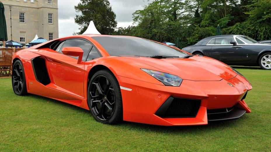 3) Lamborghini Aventador - Valor do IPVA 2013: R$ 75.695 - Valor venal, segundo tabela Fipe: R$ 1.892.365 - Ano: 2012 -Carro que esse IPVA pagaria: Ford EcoSport TITANIUM 2.0 16V Aut. (R$ 75.527)