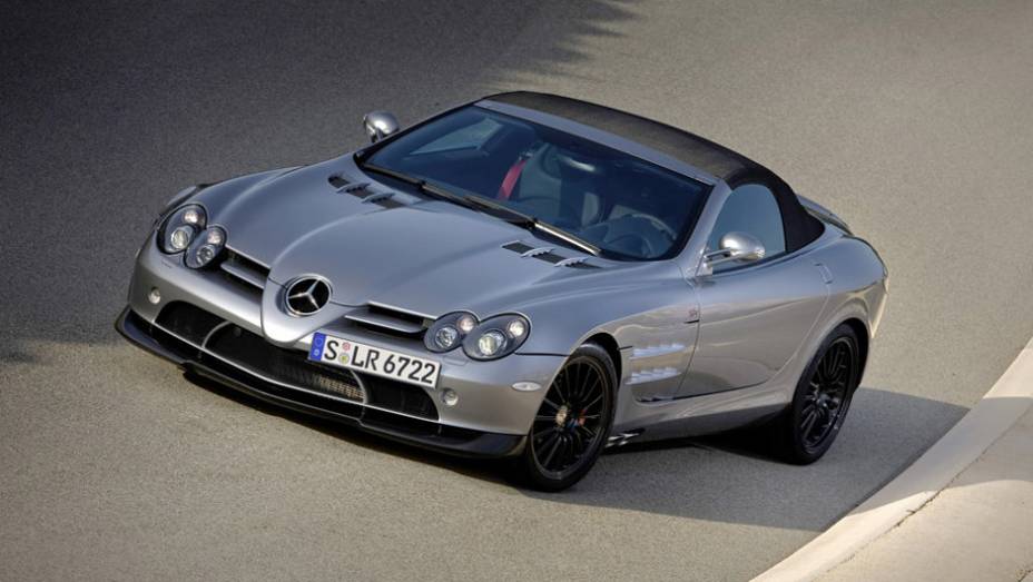 4) Mercedes Benz SLR McLaren Roadster -Valor do IPVA 2013: R$ 75.337 -Valor venal, segundo tabela Fipe: R$ 1.883.432 - Ano: 2009 - Carro que esse IPVA pagaria: Hyundai Veloster 1.6 16V 140cv Aut. 2013 (R$ 72.661)