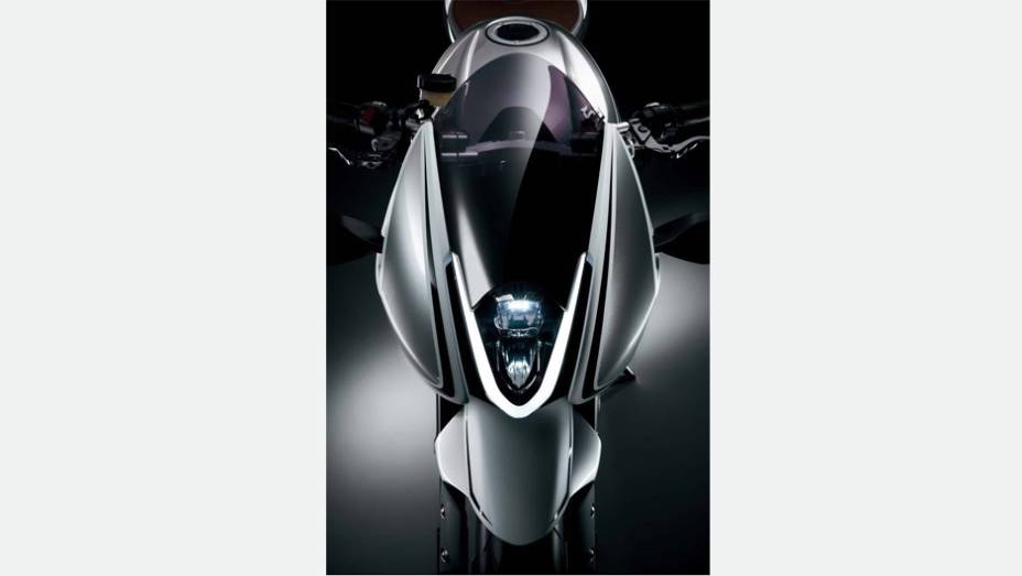 Segundo a fabricante japonesa, esse conjunto entrega por volta de 100 cavalos de pot&ecirc;ncia a 8.000 rpm | <a href="https://preprod.quatrorodas.abril.com.br/moto/noticias/suzuki-mostra-recursion-concept-761664.shtml" rel="migration">Leia mais</a>