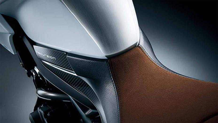 Detalhe do assento | <a href="https://preprod.quatrorodas.abril.com.br/moto/noticias/suzuki-mostra-recursion-concept-761664.shtml" rel="migration">Leia mais</a> Detalhe do assento | <a href="https://preprod.quatrorodas.abril.com.br/moto/noticias/suzuki-mostra-recursion-concept-761664.shtml" rel="migration">Leia mais</a>