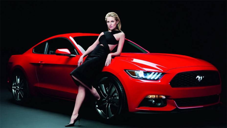 Siena Miller e Ford Mustang, sexy e elegante | <a href="https://preprod.quatrorodas.abril.com.br/blogs/planeta-carro/2013/12/06/nao-gostou-do-novo-mustang/" rel="migration">Leia mais</a>