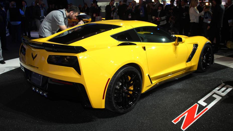 Chevrolet Corvette Z06 | <a href="https://preprod.quatrorodas.abril.com.br/noticias/saloes/detroit-2014/gm-oficializa-chevrolet-corvette-z06-2015-769655.shtml" rel="migration">Leia mais</a>