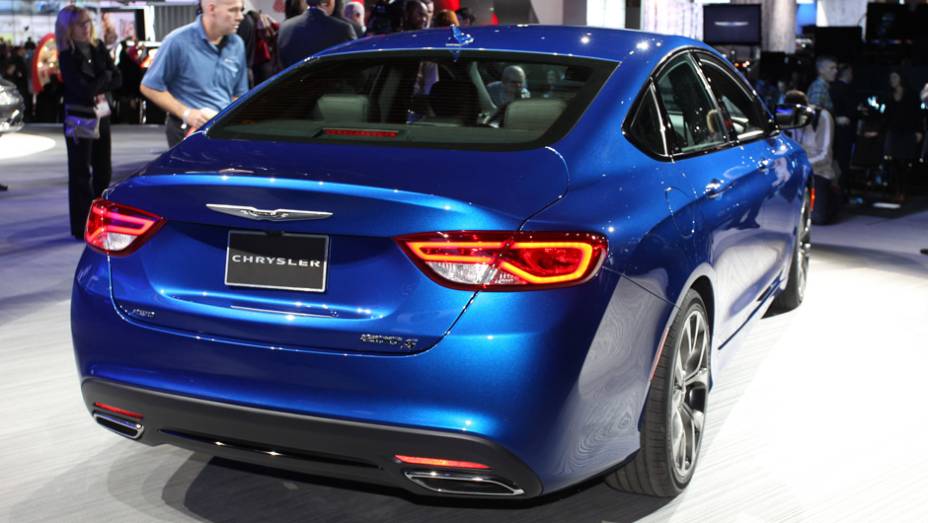 Chrysler 200 | <a href="https://preprod.quatrorodas.abril.com.br/noticias/saloes/detroit-2014/novo-chrysler-200-faz-sua-estreia-detroit-768496.shtml" rel="migration">Leia mais</a>