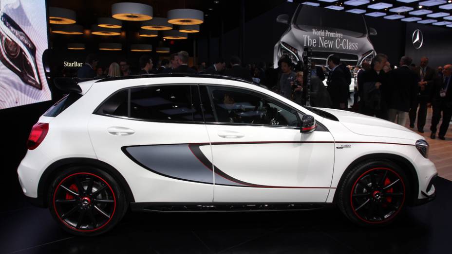 Mercedes-Benz GLA 45 AMG | <a href="https://preprod.quatrorodas.abril.com.br/noticias/saloes/detroit-2014/mercedes-benz-revela-gla-amg-766617.shtml" rel="migration">Leia mais</a>