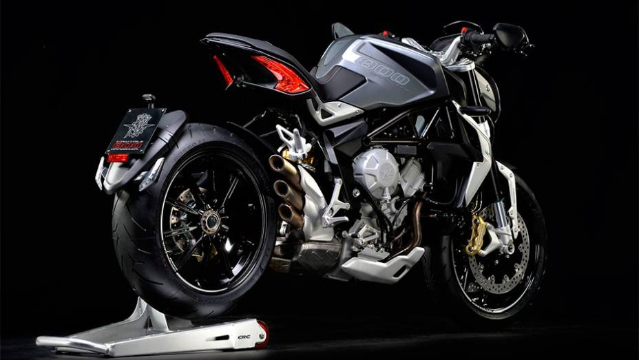 Modelo custará 13 490 euros na Itália | <a href="https://preprod.quatrorodas.abril.com.br/moto/noticias/mv-agusta-lanca-brutale-800-dragster-773077.shtml" rel="migration">Leia mais</a>