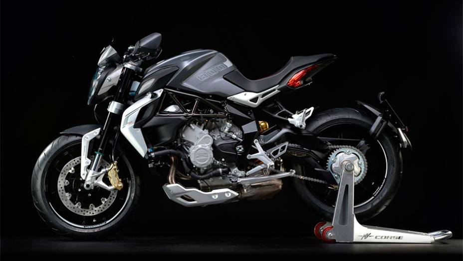 Motor tricilíndrico de 798 cc entrega 125 cavalos de potência | <a href="https://preprod.quatrorodas.abril.com.br/moto/noticias/mv-agusta-lanca-brutale-800-dragster-773077.shtml" rel="migration">Leia mais</a>