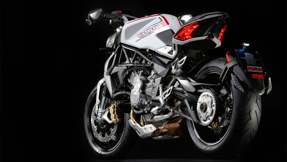 O modelo conta com uma traseira bastante peculiar e chamativa, devido ao pneu de 200 mm de largura | <a href="https://preprod.quatrorodas.abril.com.br/moto/noticias/mv-agusta-lanca-brutale-800-dragster-773077.shtml" rel="migration">Leia mais</a>