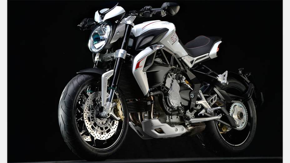 Torque máximo é de 8,26 mkgf a 8.600 rpm | <a href="https://preprod.quatrorodas.abril.com.br/moto/noticias/mv-agusta-lanca-brutale-800-dragster-773077.shtml" rel="migration">Leia mais</a>