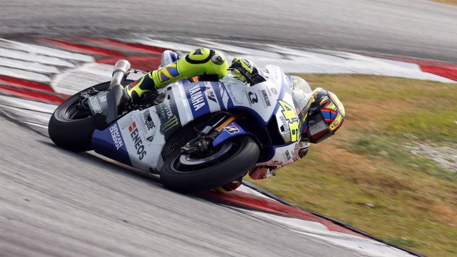 Valentino Rossi foi o primeiro, com 1:59.999... | <a href="https://preprod.quatrorodas.abril.com.br/moto/noticias/motogp-rossi-pedrosa-sao-mais-rapidos-sepang-775026.shtml" rel="migration">Leia mais</a>