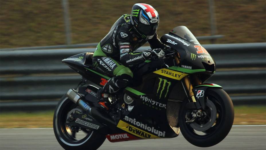 ... seguido pelo ex-companheiro de equipe, Bradley Smith | <a href="https://preprod.quatrorodas.abril.com.br/moto/noticias/motogp-rossi-pedrosa-sao-mais-rapidos-sepang-775026.shtml" rel="migration">Leia mais</a>