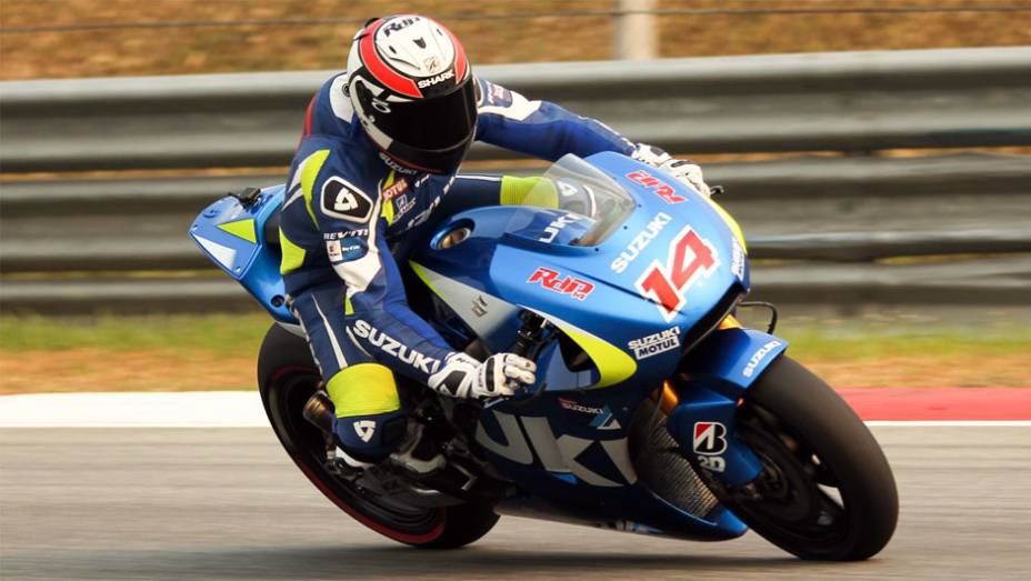 Randy de Puniet, testando pela equipe Team Suzuki MotoGP, foi o 12º melhor | <a href="https://preprod.quatrorodas.abril.com.br/moto/noticias/motogp-rossi-pedrosa-sao-mais-rapidos-sepang-775026.shtml" rel="migration">Leia mais</a>