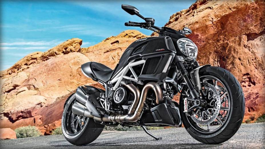 Além das novidades no design, a motocicleta italiana conta também com inovações nos equipamentos e no desempenho | <a href="https://preprod.quatrorodas.abril.com.br/moto/noticias/ducati-apresenta-diavel-reestilizada-775578.shtml" rel="migration">Leia mais</a>