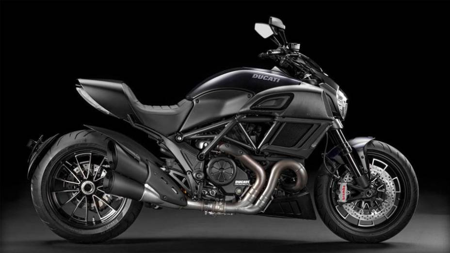 Moto conta com novas rodas de liga leve Marchesini de nove raios | <a href="https://preprod.quatrorodas.abril.com.br/moto/noticias/ducati-apresenta-diavel-reestilizada-775578.shtml" rel="migration">Leia mais</a>